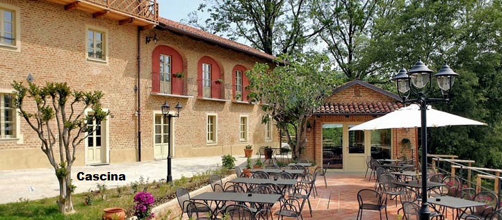 cascina ristrutturata esternamente